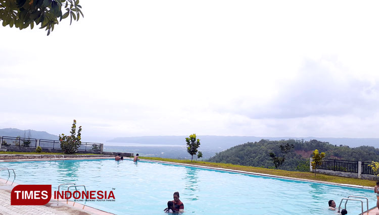 Wonogondo Infinity Pool Gives You a Jaw Dropping Scenery of Pacitan