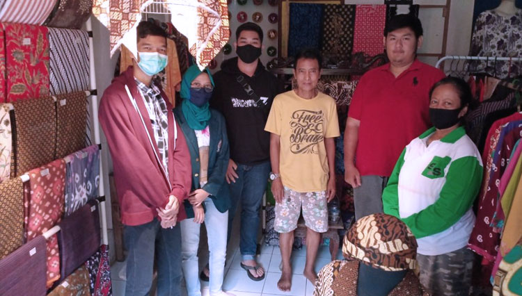 Mahasiswa KKN Tematik Undip saat menyerahkan website berbahasa asing kepada pengrajin batik Kampung Batik Semarangan, di Semarang, Jumat (29/1/2021). (Foto : Dok Undip)