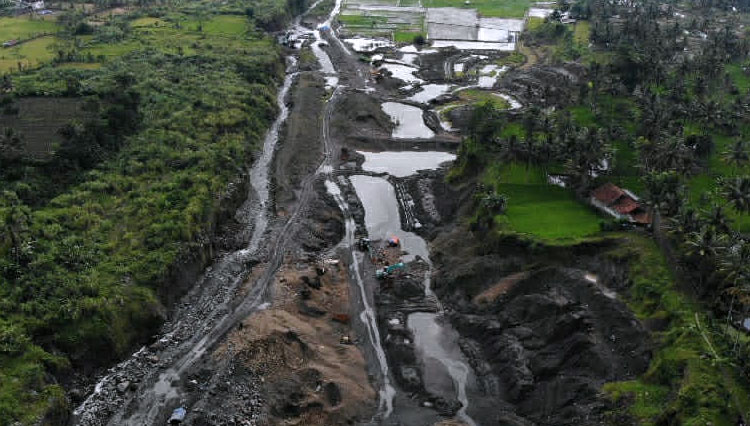 Foto Udara Lokasi Tambang Blok Leuweung Keusik Kawasan Galunggung (foto: Dok. Adeng Bustomi)