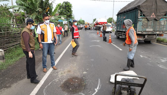 Dapat Laporan Warga Wagub Emil Kerahkan Tim Perbaikan Jalan Rusak