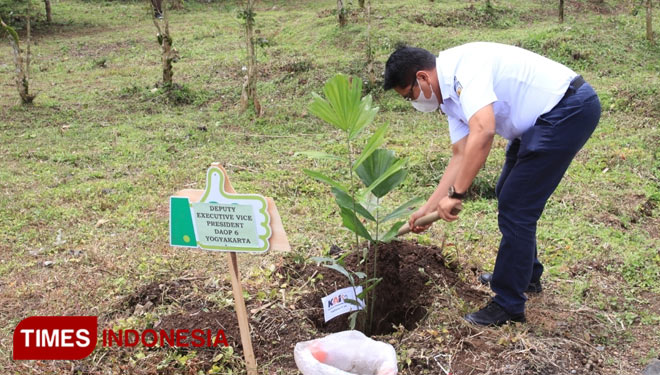 KAI tanam pohon sebagai wujud melestarikan alam. (FOTO: KAI for TIMES Indonesia)
