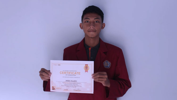 Mahasiswa baru UMM Mikli Audin menunjukkan piagam penghargaan yang diraihnya. (Foto: Humas UMM)