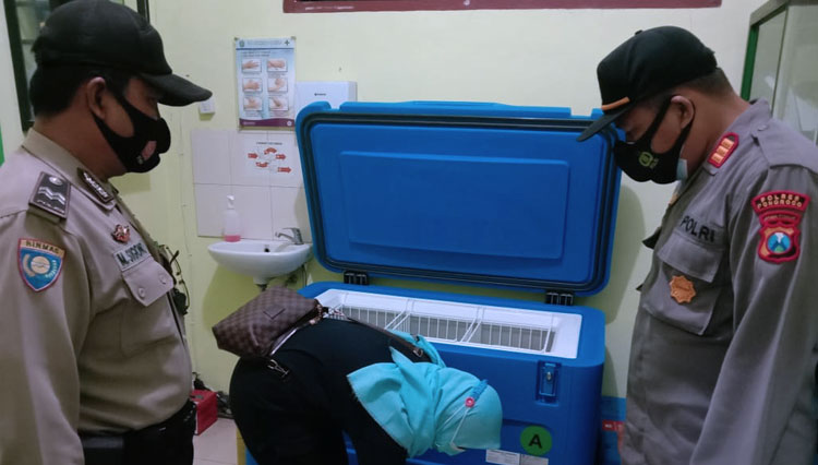 Personel Polsek Slahung Ponorogo kawal pendistribusian vaksin Covid-19. (Foto: Humas Polres Ponorogo)