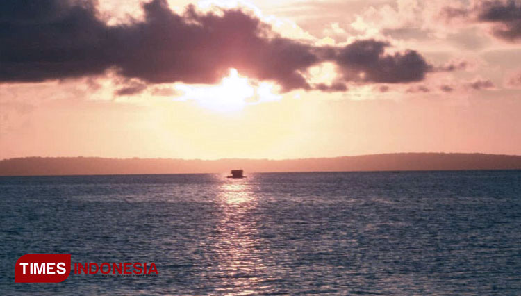 A beautiful view at Tanjung Wangi beach right before the sunset. (PHOTO: Lely Yuana/TIMES Indonesia)