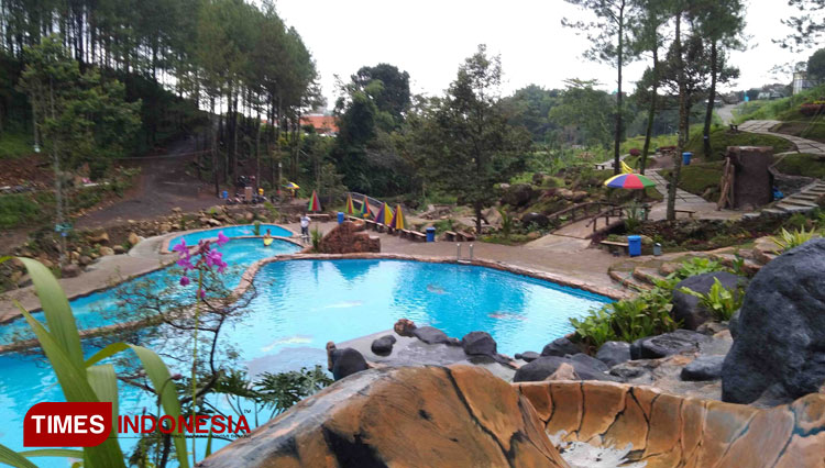 Suasana Bernah De Vallei, kolam renang di tengah hutan yang baru dibuka (soft opening) tanggal 28 Desember 2020. (Foto: Thaoqid Nur Hidayat/TIMES Indonesia)