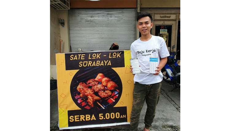 Ajis Wijaya bersama usaha sate Lok Lok Surabaya dan memperkenalkan konsep Celengan Target miliknya. (Foto: Dok. Pribadi for Times Indonesia)