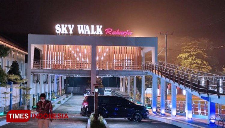 Skywalk Raharja yang berada di area Lapangan GGM Majalengka. (Foto: Jaja Sumarja/TIMES Indonesia)