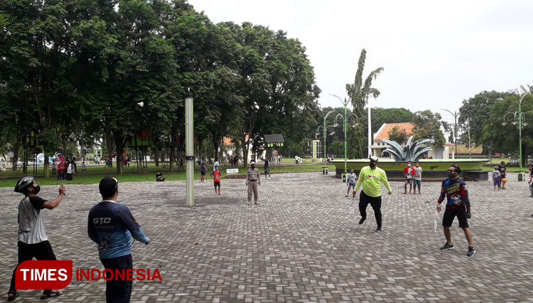 Wali Kota Probolinggo, Habib Hadi Zainal Abidin, bermain bulu tangkis bersama warga usai membuka alun-alun secara simbolis (foto: Iqbal/TIMES Indonesia)