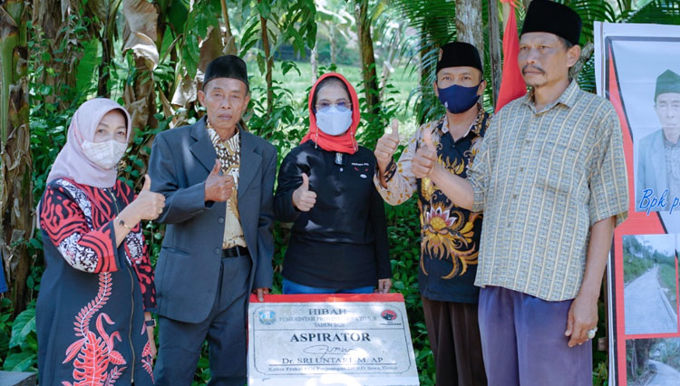 Ketua Fraksi PDI Perjuangan DPRD Jawa Timur, Dr Sri Untari MAp ketika meresmikan jalan rabat beton di Bantur. (Foto: Sri Untari for TIMES Indonesia)