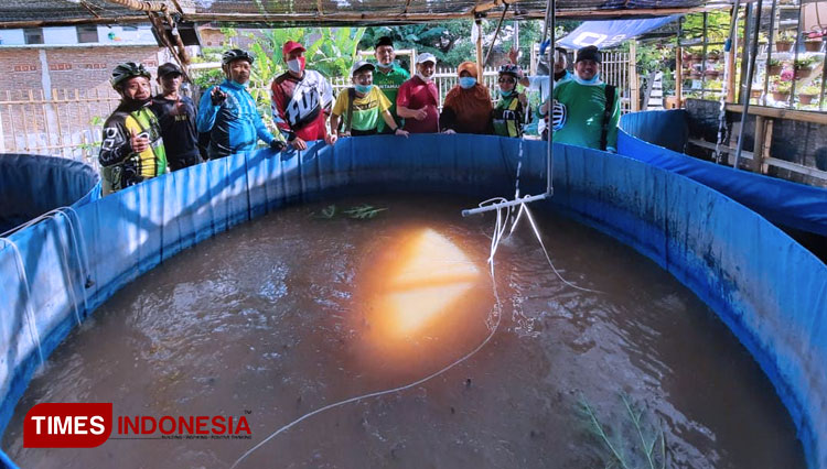 Jajaran pengurus MWC NU Banyuwangi meninjau lokasi budidaya lele. (Foto: Riswan Efendi/TIMES Indonesia)