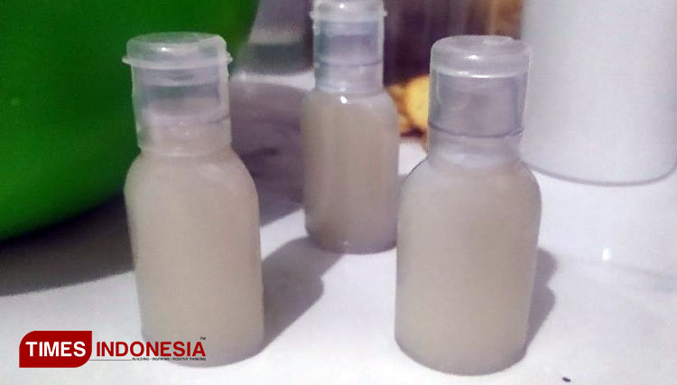 Hasil olahan minyak jelantah menjadi sabun mandi cair hasil karya mahasiswa Universitas Diponegoro, Raditya Rakhananta di Tangerang Selatan, Minggu (31/1/2021). (Foto : Dok Undip)