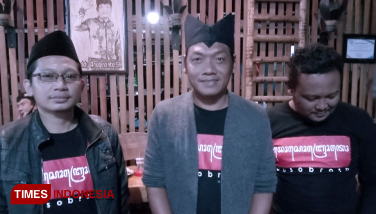 Pendiri Keluarga Laskar Blambangan, Teddy Anugrianto bersama jajaran pengurus (Foto: Rizki Alfian/TIMES Indonesia)