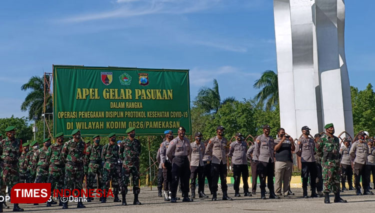 Suasana Apel gelar pasukan dipimpin langsung oleh Dandim 0826 Pamekasan, Letkol Inf Tejo Baskoro di monumen Arek Lancor. (Foto: Akhmad Syafi'i/TIMES Indonesia)