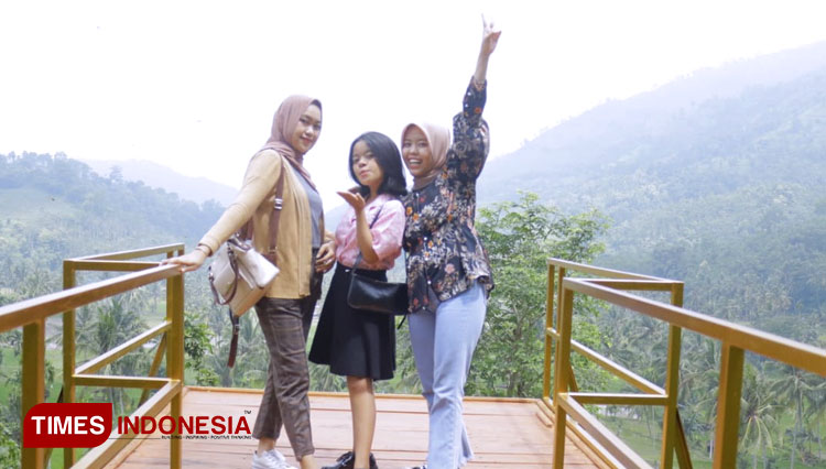 Pengunjung saat mengabadikan momen berwisata di Wisata Gunung Taman Langit di Desa Wonoboyo Kecamatan Klabang Kabupaten Bondowoso Jawa Timur (Foto: Moh Bahri/TIMES Indonesia).
