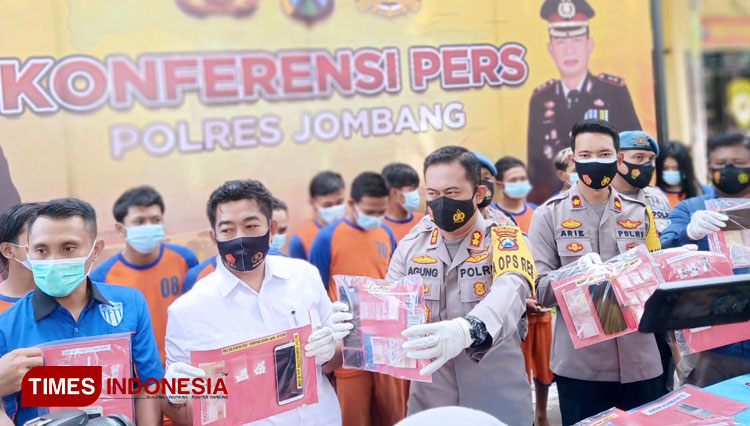 AKBP Agung Setyo Nugroho, Kapolres Jombang saat jumpa pers di Mapolres Jombang (Foto: Rohmadi/TIMES Indonesia)