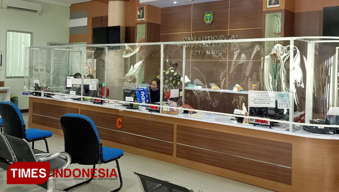 Pelayanan di Disdukcapil Kota Madiun selama pandemi. (Foto: Aditya Candra/TIMES Indonesia)