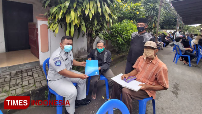Petugas Jasa Raharja, Ricky Permana mendatangi rumah korban di Nologaten 08/03 Caturtunggal Depok Sleman untuk mengumpulkan berkas persyaratan pencairan santunan kecelakaan. (Foto: Jasa Raharja for TIMES Indonesia)