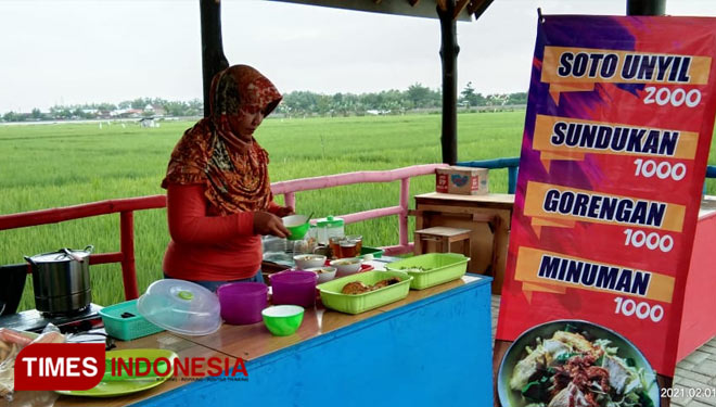 Sriwati sedang menyiapkan soto untuk pembeli. (Foto: Romy Tri Setyo Wibowo/TIMESIndonesia)