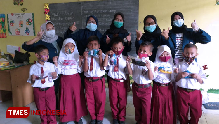 Sejumlah mahasiswa peserta KKN dari Fakultas Kedokteran Gigi Unair Surabaya berikan sosialisasi di SDN Deketwetan, Senin (01/02/2021), (FOTO: Moch. Nuril Huda/TIMES Indonesia).