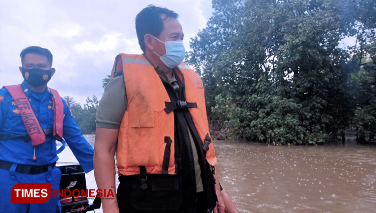 Petugas gabungan saat mencari korban tercebur ke sungai (FOTO: Akmal/TIMES Indonesia)