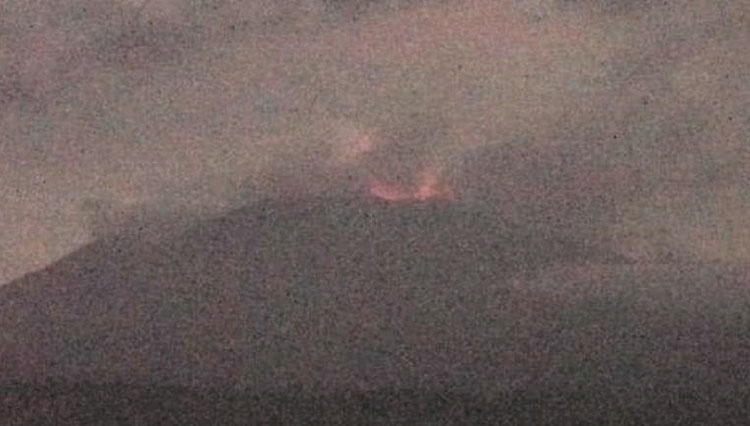 Dari Banyuwangi, visual api nampak di puncak Gunung Raung. (FOTO: Pos PPGA Raung Banyuwangi)