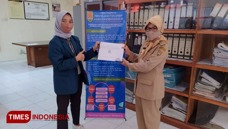 Mahasiswa KKN Undip, Siti Naadiyatun Nuhaa bersama Lurah Mugassari, Sri Suhartini usai melakukan pendampingan arsip dan dokumentasi di Kelurahan Mugassari, Semarang, Selasa (2/2/2021). (FOTO: AJP TIMES Indonesia)