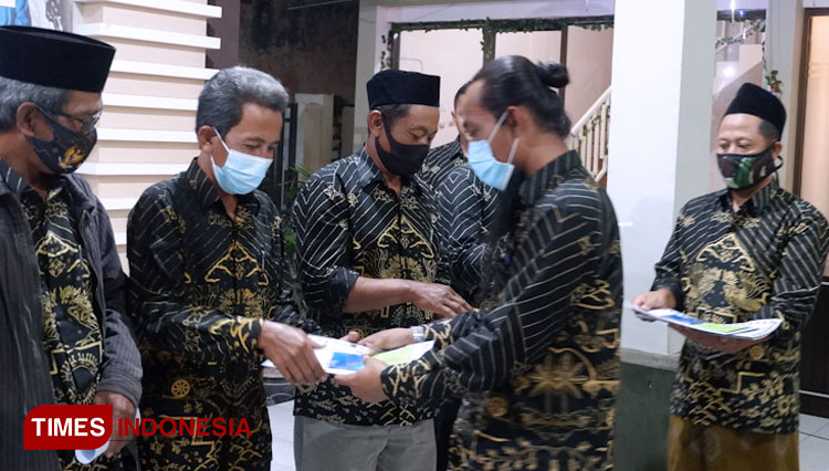 Penyerahan SHU atau deviden kepada penerima saham dalam bentuk buku tabungan dan ATM. (Foto: Akmal/TIMES Indonesia)