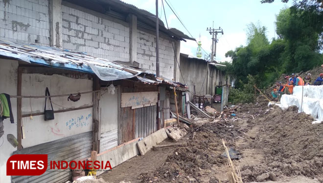 Cerita Warga Terdampak Longsor Jalan Tol Surabaya-Gempol