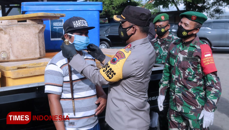 pembagian-masker-di-pasar-ikan-3.jpg