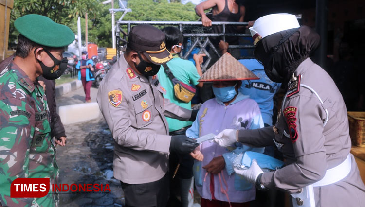 Suasana pembagian masker di pasar ikan. (FOTO: Humas Polres Cilacap for TIMES Indonesia)