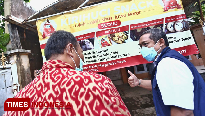 Wakil Wali Kota Bandung, Yana Mulyana menyapa pelaku Usaha Mikro Kecil dan Menengah (UMKM) di Kota Bandung, Selasa (2 /2/21). (Foto: Humas Pemkot for TIMES Indonesia)