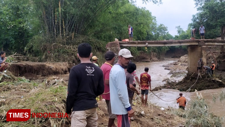 Hari Kedua Banjir Bandang Di Jombang, Warga Gunakan Alat Berat - TIMES ...