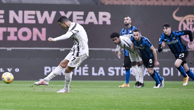 Cristiano Ronaldo saat mengeksekusi penalti. (Foto: Juventus.com)