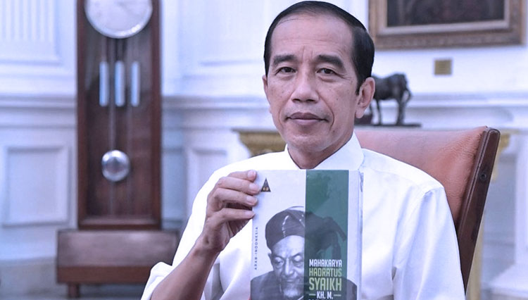 Presiden RI Jokowi (Joko Widodo) saat memperlihatkan karya penting Ulama Indonesia yakni Hadratussyaikh KH. M. Hasyim Asy'ari, yang saat ini dibukukan kembali. (FOTO: Instagram/Gus Ipang Wahid).