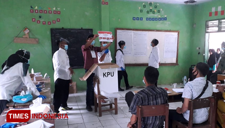 Proses penghitungan suara di Pilkada Kabupaten Tasikmalaya 9 Desember 2020. (Foto: Sukri/TIMES Indonesia)