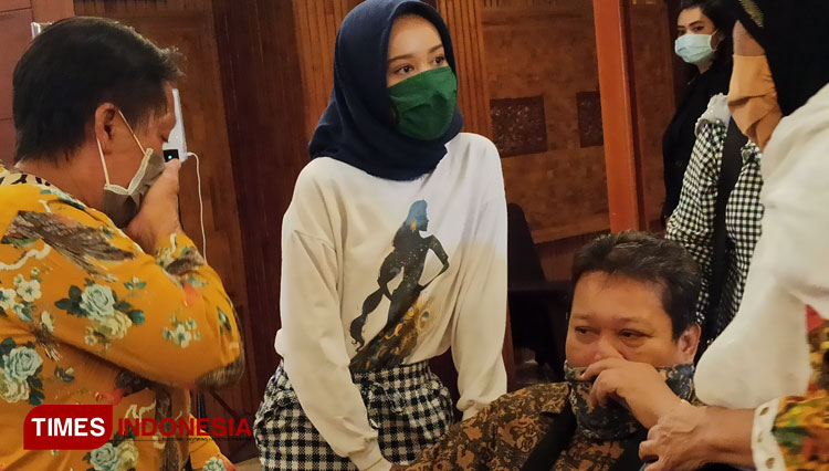 Tangis haru keluarga saat mengantar Gatot Indro Suranto menerima kompensasi korban terorisme masa lalu dari Negara, Selasa (2/2/2021).(Foto : Lely Yuana/TIMES Indonesia)