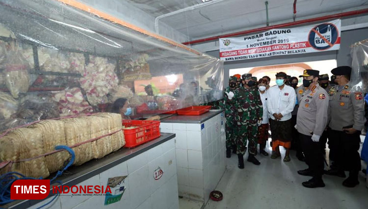 Cek Penegakan Prokes, Panglima TNI dan Kapolri Keliling Dua Pasar di ...