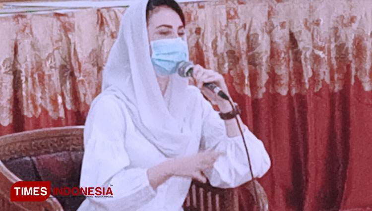 Arumi Bachsin di acara Ngobrol Pintar di SMK PGRI 2 Ponorogo. (Foto:Marhaban/Times Indonesia)