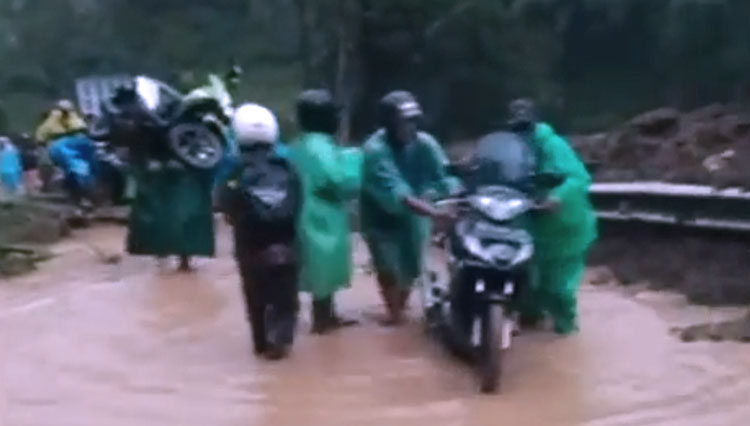 Seorang-pengendara-nekat-menerjang-tanah-longsor-dengan-menggendong-motornya-2.jpg