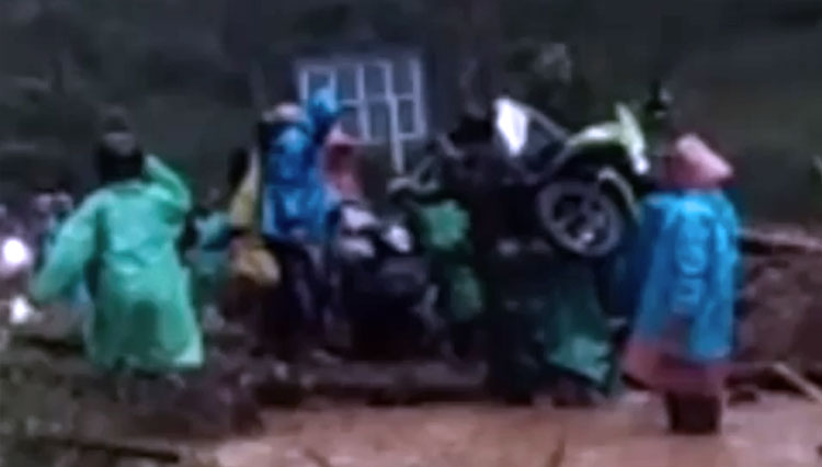 Seorang-pengendara-nekat-menerjang-tanah-longsor-dengan-menggendong-motornya-3.jpg