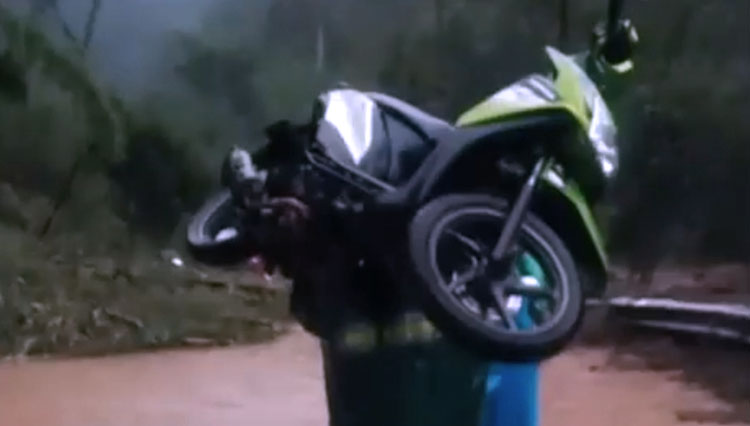 Gendong Motor, Pengendara Ini Nekat Terjang Longsor di Pujon Kabupaten Malang
