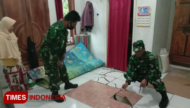Retakan pada lantai di rumah warga di Desa Bojongsari. (foto: Harniwan Obech/TIMES Indonesia)