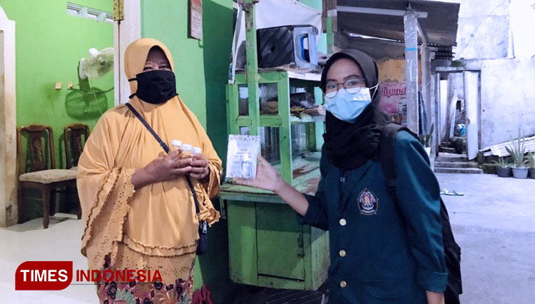 Mahasiswa KKN Undip, Ilmanda Bunga Syahira mengajak warga untuk meningkatkan imunitas dengan ramuan jamu Nusantara di Semarang, Rabu (3/2/2021). (FOTO: AJP TIMES Indonesia)