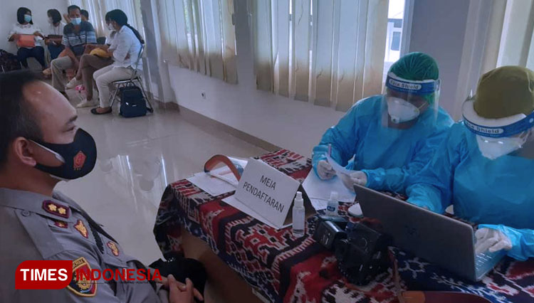 Kapolres Sumba Timur NTT AKBP Handrio Wicaksono,S.I.K saat melakukan vaksin hari pertama dalam rangka pelaksanaan pencanangan (FOTO: Habibudin/TIMES Indonesia)