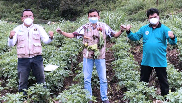 Direktur Agro Techno Park (ATP) Dr. Mochamad Syamsul Hadi, SP.,MP (tengah) dikalungi hasil pertanian saat prosesi Sertijab di tengah areal perkebunan Cangar, Kota Batu. (Foto: ATP for TIMES Indonesia)