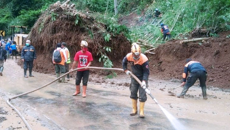 Jalur Payung-Songgoriti Kembali Longsor, Jalan Raya Batu-Kediri Ditutup ...