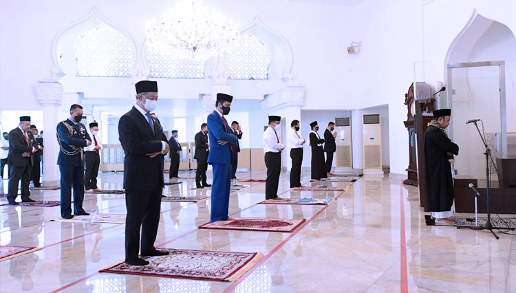 Presiden RI Jokowi dan PM Malaysia Muhyiddin Yassin melaksanakan ibadah salat Jumat di Masjid Baiturrahim, Kompleks Istana Kepresidenan, Jakarta, Jumat (05/02/2021) siang. (Foto: BPMI Setpres/Muchlis Jr)