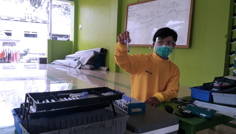 Petugas dari PMI Kabupaten Cilacap menunjukan hasil screening dan sample donor plasma konvalesen di PP El Bayan Majenang. (FOTO: Rido For TIMES Indonesia)