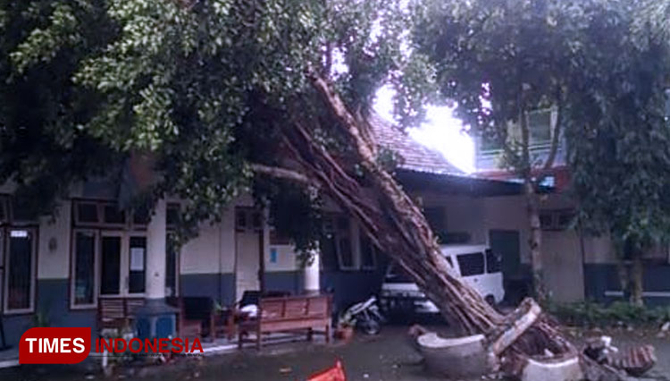 Ruko-kawasan-Pasar-Sraten-yang-rusak-diterjang-angin-3.jpg