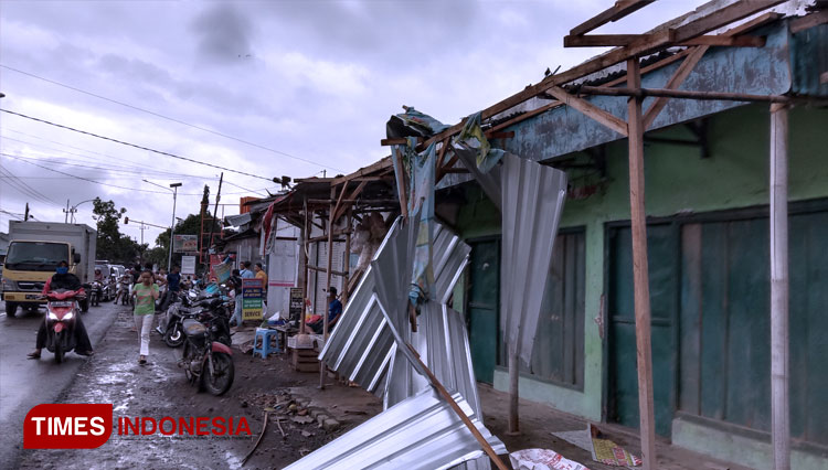 Ratusan Rumah Warga Banyuwangi Rusak Diterjang Angin Kencang